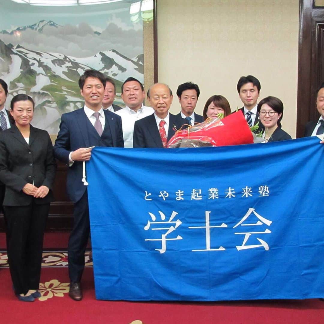 のインスタグラム：「【最後の表敬訪問】 石井たかかず富山県知事、  職を辞されても我々の後ろ盾として 変わらず後押しお約束頂きました。 今後とも富山県の為、世の中の為に 役に立つ生き方を共に歩みます。  4期16年、本当にお疲れ様でございました。 #富山県知事選  #石井隆一  #起業未来塾  #富山県  #小路晃  #麺バルプライト  #富山ブラック  #知事食べに来て‼️」