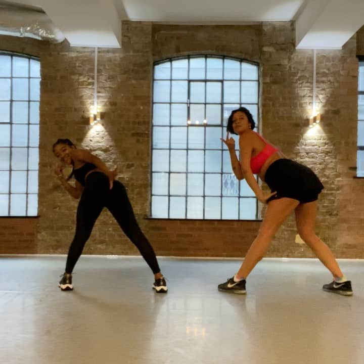 ナオミ・シマダのインスタグラム：「save the last (pre-lockdown) dance 👯‍♀️」