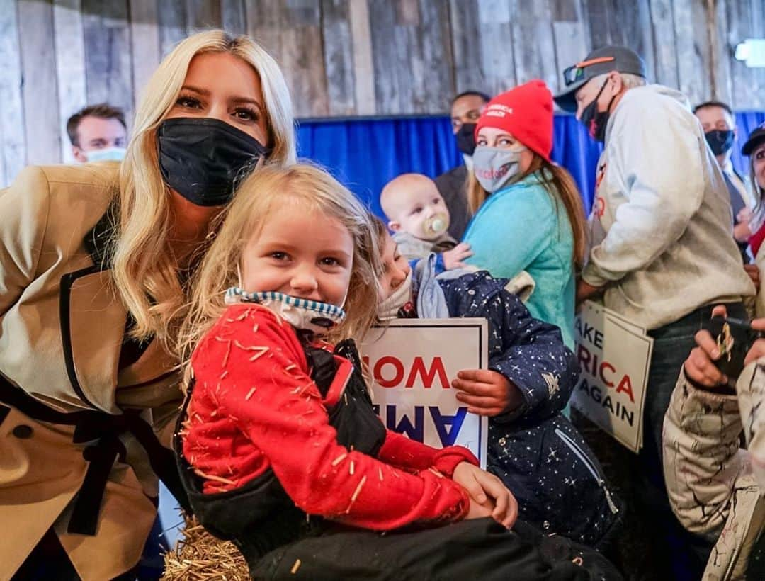 イヴァンカ・トランプさんのインスタグラム写真 - (イヴァンカ・トランプInstagram)「📍First stop: MICHIGAN!   Michiganders are ready for FOUR MORE YEARS of @realDonaldTrump! #MAGA. 🇺🇸」11月3日 6時01分 - ivankatrump