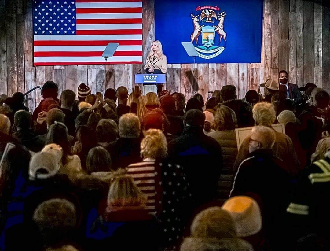 イヴァンカ・トランプさんのインスタグラム写真 - (イヴァンカ・トランプInstagram)「📍First stop: MICHIGAN!   Michiganders are ready for FOUR MORE YEARS of @realDonaldTrump! #MAGA. 🇺🇸」11月3日 6時01分 - ivankatrump