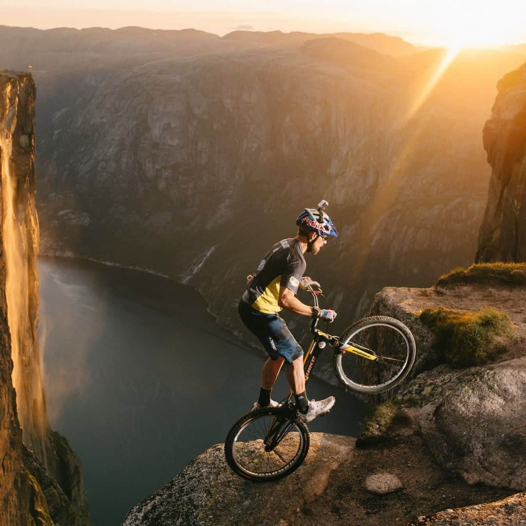 レッドブルのインスタグラム：「oh, hello fear of heights 😳   🚴‍♂️: @belaeykenny  #redbull #givesyouwiiings #bike #fromwhereiride #trick #bikelife」