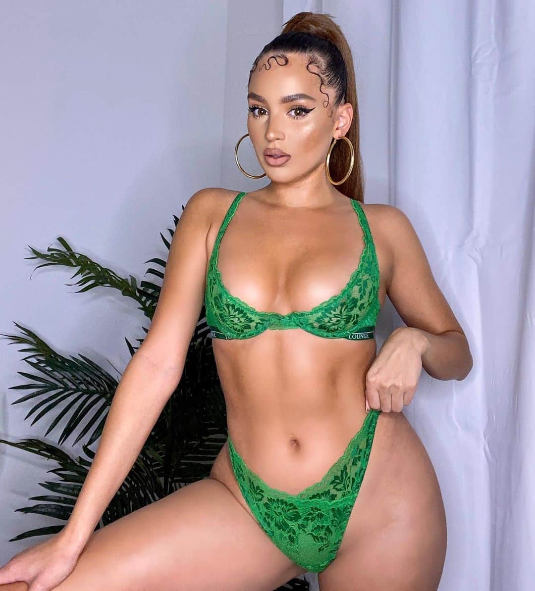 Val Mercadoのインスタグラム：「Love me good 💚@loungeunderwear」