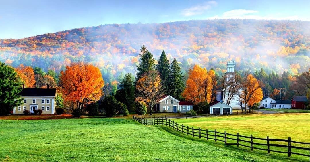 Lonely Planetのインスタグラム：「🍁From the woodsy hills of the Berkshires to the stunning heights of Mt Greylock, Massachusetts offers a handful of challenging and stress-free hikes to explore the state's natural side.   Tap the link in our bio to discover seven of our favorites.」