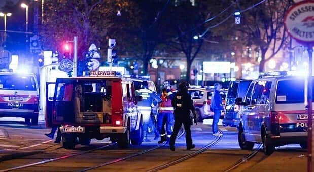 マッテオ・レンツィさんのインスタグラム写真 - (マッテオ・レンツィInstagram)「Ciò che sta accadendo a Vienna è atroce. Siamo in presenza di un devastante salto di qualità della strategia terroristica. L’Europa deve rispondere, subito, insieme」11月3日 6時25分 - matteorenzi