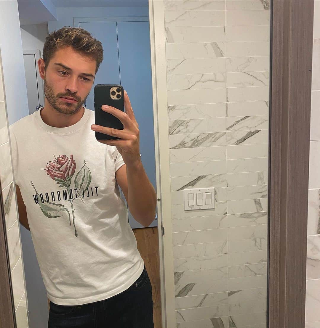 フランシスコ･ラチョースキーのインスタグラム：「Why so angry??👹 Just go to till-tomorrow.com ,use the promo code FALL2020 and get 30% off on the T-shirt!!! 🤪🤪😘😘」