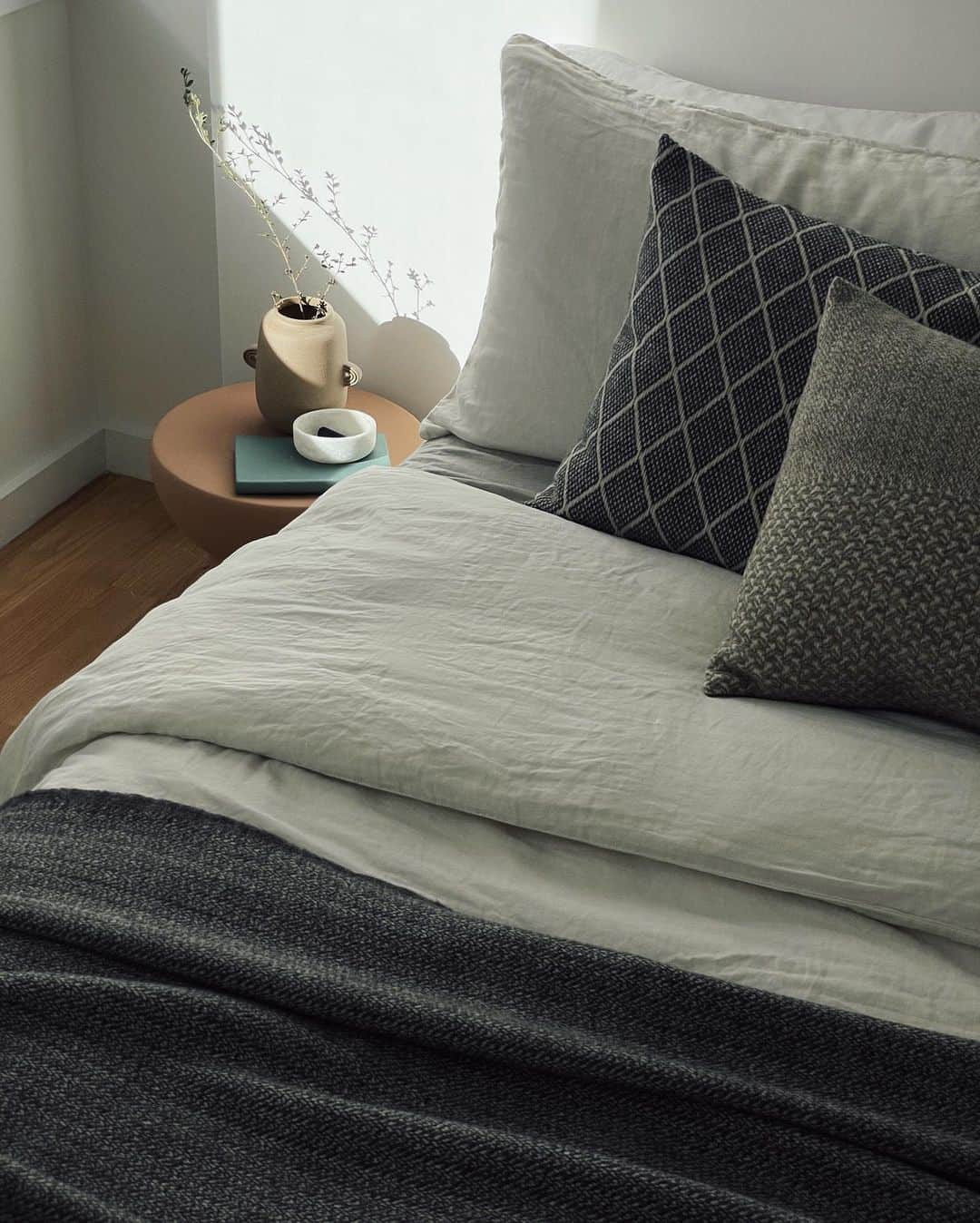 アリス・ガオさんのインスタグラム写真 - (アリス・ガオInstagram)「@pillarhomegoods sure knows how to make a cozy bed! (vase and small stone dish sold there too 🤗). thank you @kiracorbin 💙.」11月3日 6時32分 - alice_gao