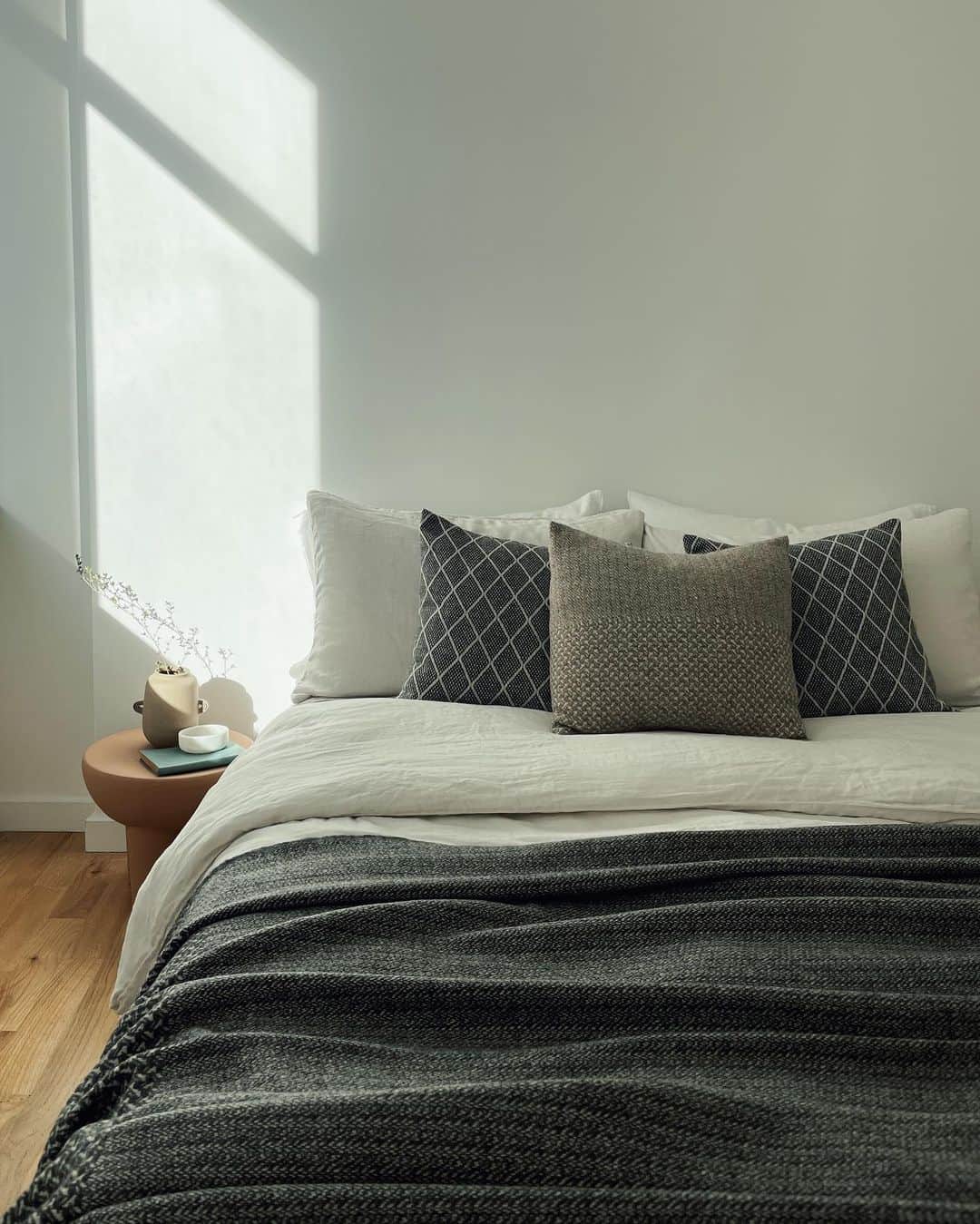 アリス・ガオのインスタグラム：「@pillarhomegoods sure knows how to make a cozy bed! (vase and small stone dish sold there too 🤗). thank you @kiracorbin 💙.」