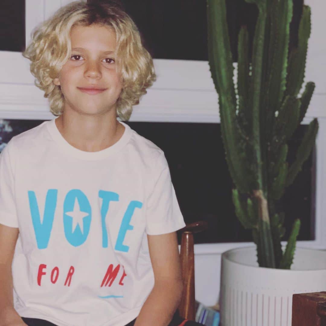 アリゾナ・ミューズのインスタグラム：「If you haven’t already 🇺🇸」