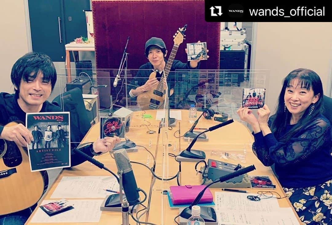 柴崎浩のインスタグラム：「みんな、ラジオ聴いてくれたかな？ #Repost @wands_official with @make_repost ・・・ MBSラジオ「押尾コータローの押しても弾いても」に柴崎さんがゲスト出演！ 初の1人出演でしたが、とてもアットホームな雰囲気で迎えてくださりあっという間に終了しました。  セッションも凄く良かったですよね。 柴崎さんのギターの音もいつもいい音だなと思うんですが、アコギってあんなに綺麗に鳴るのか！と改めて感動しました。  #WANDS  #第5期  #上原大史  #柴崎浩  #木村真也 #BURNTHESECRET #WANDSNewAL #MBSラジオ #押尾コータローの押しても弾いても #セッションっていいですね #ビーイングギターサミットも結構好きです」