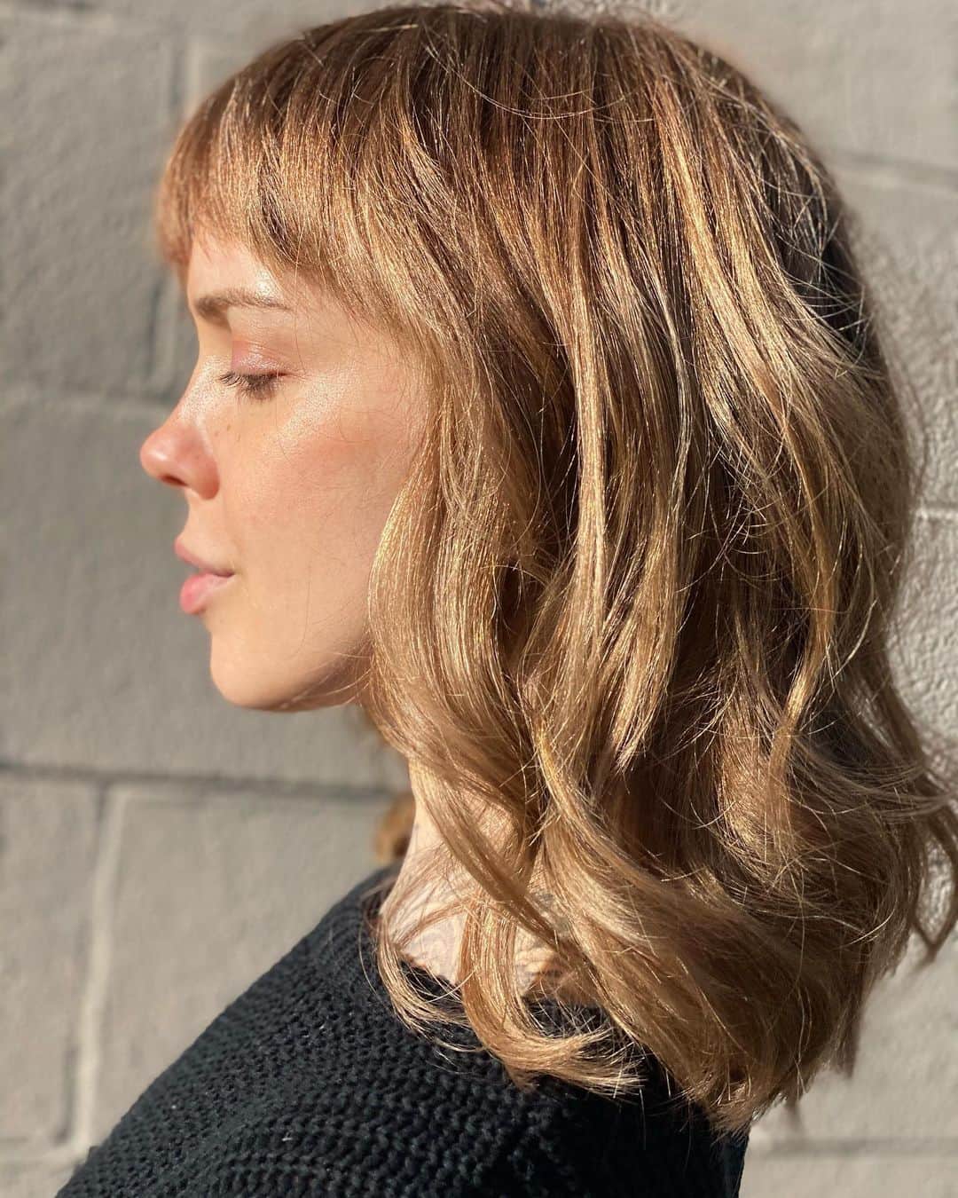 サラ・Xのインスタグラム：「Quick iPhone shots of my new hair color & cut, no filter ✨ by @atomicliz.does.hair   #honeyblondehair #honeyblonde #frenchgirlhair #frenchgirlstyle #lorealprofessionnel #lorealparis #lorealpro」