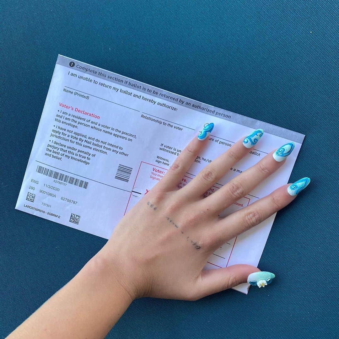 Halseyさんのインスタグラム写真 - (HalseyInstagram)「I am anxious. I’m sure you are too. This is a bandaid. But a necessary action. Empower yourself. Empower others. Empower the memory of those who didn’t have the ability to vote. For your ancestors and for your future. Sending Love. (@britneytokyo with the statement nailzzz 🤍)」11月3日 6時40分 - iamhalsey