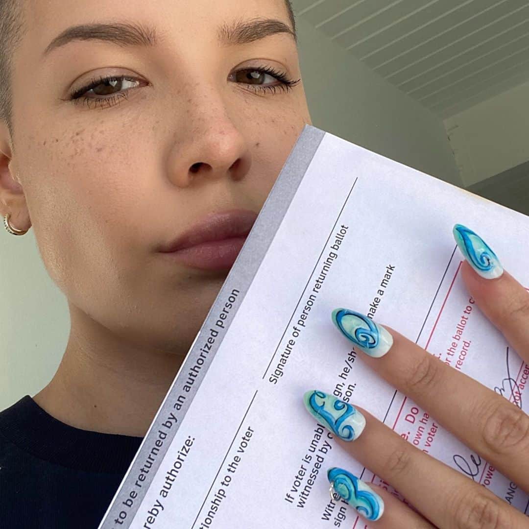 Halseyのインスタグラム：「I am anxious. I’m sure you are too. This is a bandaid. But a necessary action. Empower yourself. Empower others. Empower the memory of those who didn’t have the ability to vote. For your ancestors and for your future. Sending Love. (@britneytokyo with the statement nailzzz 🤍)」