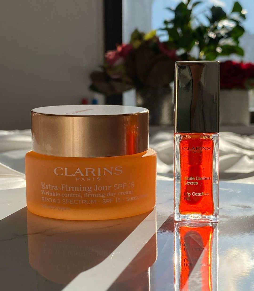 CLARINSさんのインスタグラム写真 - (CLARINSInstagram)「🧡🍁Good skincare and a Lip Comfort Oil to give that autumn glow」11月3日 6時44分 - clarinsusa