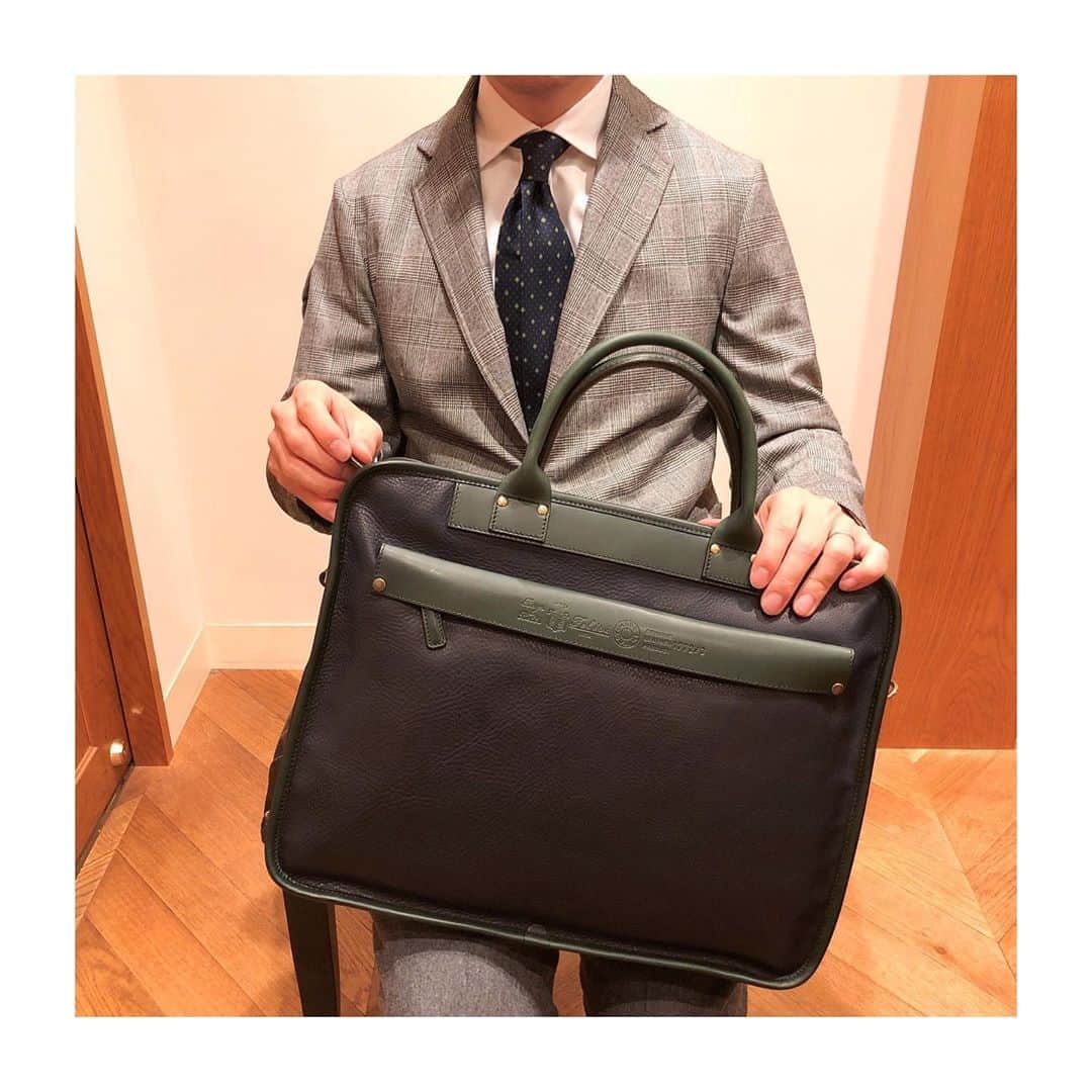 Felisi Japan 〔フェリージ〕さんのインスタグラム写真 - (Felisi Japan 〔フェリージ〕Instagram)「【Leather Business Bag】 . 今季のシーズナルカラーであるグリーンが 目を引く新色レザーブリーフが入荷しました。 洗礼された落ち着きのあるネイビーを基調に、 明るすぎず、落ち着きすぎず絶妙な塩梅が コーディネートに上手く溶け込み、 スタイリッシュな雰囲気に仕上がります。 . 今回モノトーンベースのジャケパンスタイルに、 グリーンの色目をアクセントに使い、 全体の雰囲気を華やかでスタイリッシュにまとめました。 ベーシックなネイビーやグレーのスーツでも、 グリーンとネイビーの組み合わせの色合いが、華をそえてくれるアイテムです。 . . Jacket : Fingjack Price : ¥78,100 . Pants : GERMANO Price : ¥31,900 . Shirts : GUY ROVER Price : ¥19,910 . Tie : stefanobigi Price : ¥18,700 . Shoes : Il Mocassino Price : ¥39,600 . Bag : Felisi Model No. 1772/3/NK+A Price : ¥110,000 . . . #felisi #felisiselection #leatherbag #businessbag #briefcase #limitedcolor #navy #green #combination #madeinitaly #フェリージ #フェリージセレクション #レザーバッグ #レザーブリーフ #ビジネスバッグ #レザービジネスバッグ #限定カラー #イタリア製 #バッグ #かばん #仕事鞄 #鞄」11月3日 6時44分 - felisi_japan