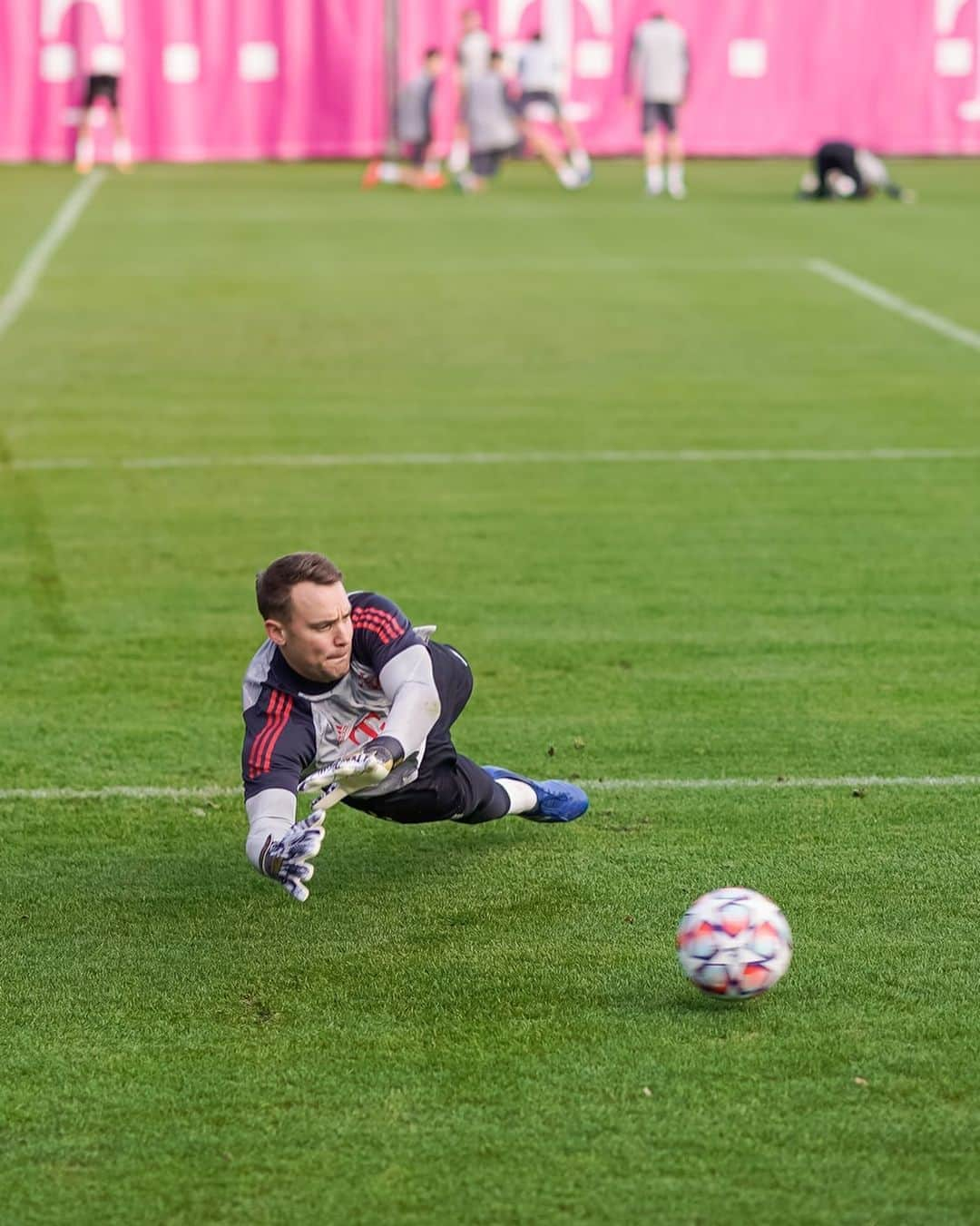 マヌエル・ノイアーさんのインスタグラム写真 - (マヌエル・ノイアーInstagram)「Important games...💯⚽️🔥」11月3日 6時45分 - manuelneuer