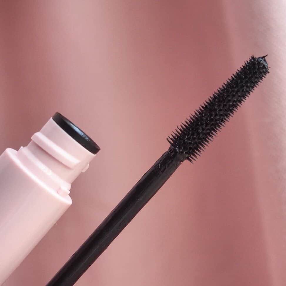 Glossierさんのインスタグラム写真 - (GlossierInstagram)「We tried hundreds of brush combos for Lash Slick before we found the one 🏆 A sleek, comb-like brush that defines, lifts, and slicks lashes without clumps, helping the formula’s tiny fibers hook onto the tips of lashes for extra length ➰」11月3日 6時55分 - glossier