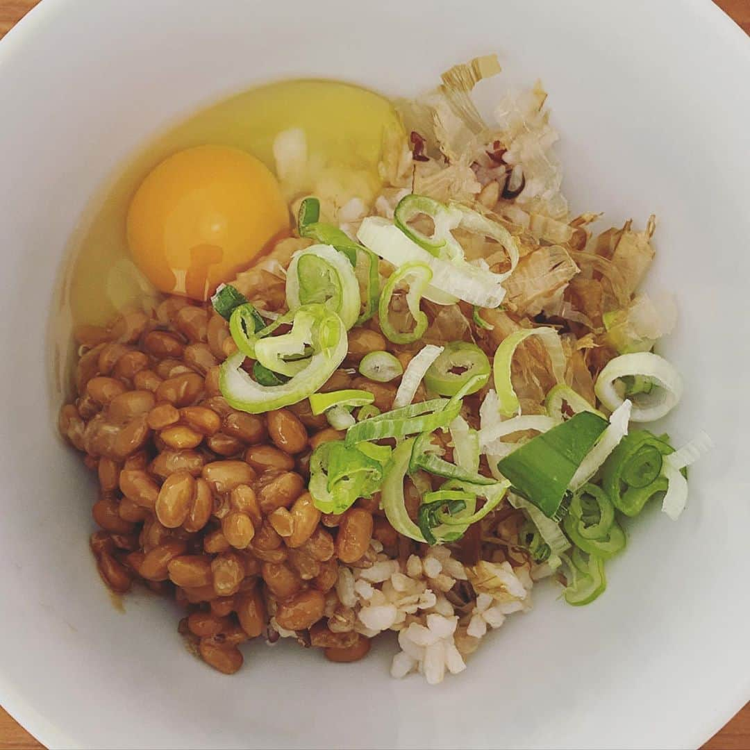 Mieさんのインスタグラム写真 - (MieInstagram)「もうすぐお昼ご飯🤗🧡今日は納豆ご飯に生卵ネギ鰹節🧡質素ですが、私にとったらデラックス丼！  納豆を食べると、、、忙しいからといって 自分のご飯を3分くらいでカッ喰らい、、、というか飲み込むように食べ🤪たまに忙しすぎてお皿にも盛らず、鍋からつついてしまったり、パッケージにご飯入れてまぜまぜしてたことを思い出す🤫  子供たちが小さかった時は、そんな日が毎日続いて、時折離乳食や子供たちのぐちゃぐちゃに残った残りものをつまむ日も多々あった。  お友達がご飯作ったから食べにおいでーと誘ってくれる日は涙が出た。  心に少し余裕がでてくると、少しづつ自分のために、自分が幸せと感じるように、自分が喜ぶために、自分を労れるようになる🤗 そんなことを思い出して、今日はこのデラックス丼をゆっくり噛んでいただきます🧡  ハワイではスーパーに売ってる卵は日本みたいに新鮮でないから？他にも理由あると思うんだけど、、、限られたブランドじゃないと生卵を食べられないんだけど、優しいお友達が2時間も並んで買ってきてくれた🤗 いつもご飯を食べにおいでと誘ってくれるお姉ちゃんみたいな存在の人🧡 わたしにはそんな大切なお友達が周りにいっぱいいる🥺🧡🙏  ありがたい🧡 #ご近所さん　#ハワイで出逢ったお友達　#宝物がいっぱい　#ハワイ生活　#ハワイで子育て」11月3日 6時55分 - miefromhawaii