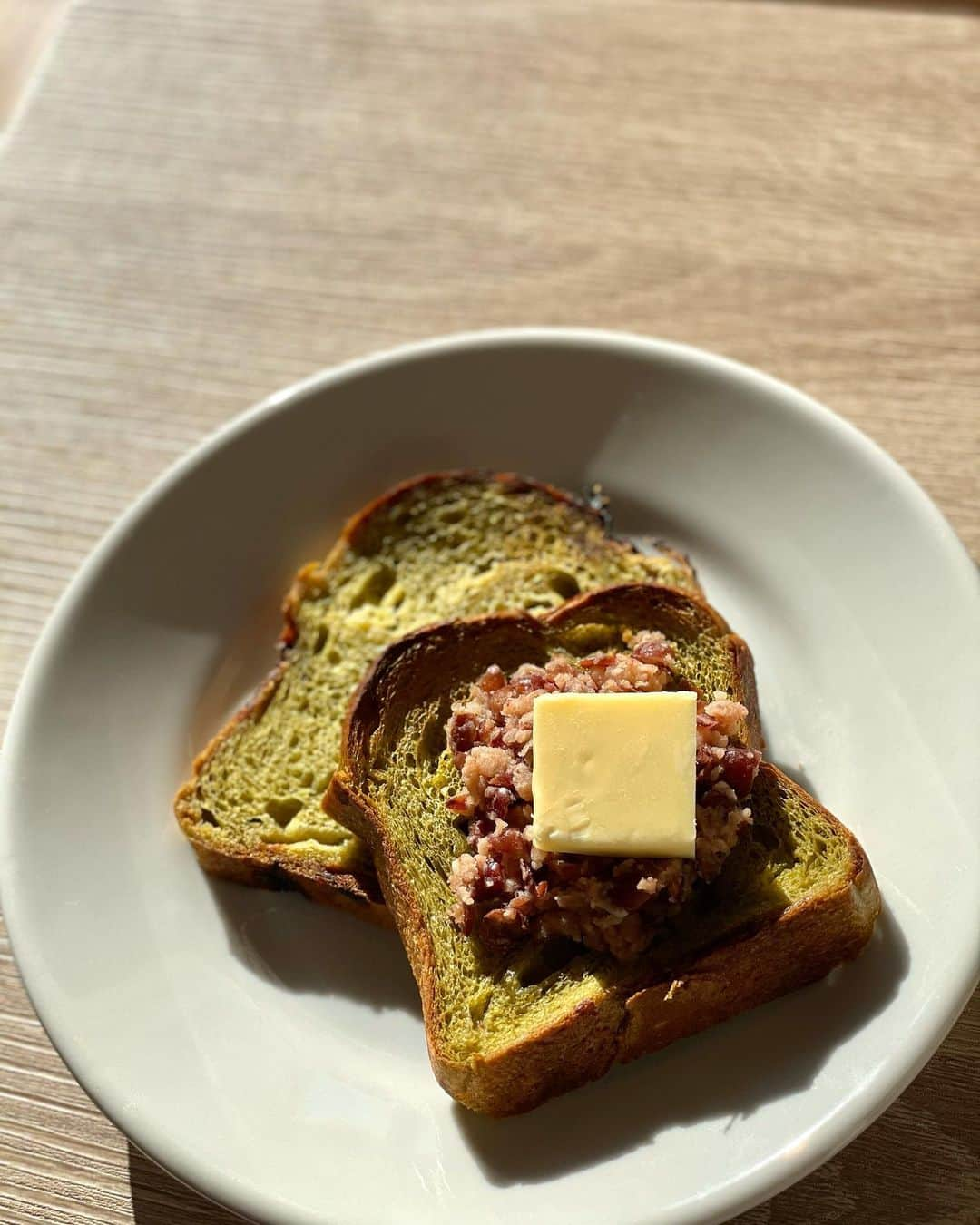 松本翔さんのインスタグラム写真 - (松本翔Instagram)「#松本食堂﻿ Organic toast brot on a sunny day☀️﻿ ﻿ 少し前に、差し入れでいただいた今季2度目の﻿ 「Early Bird The Bread Stand」さんの抹茶の食パンに、 身体の為の甘さ控えめ塩気が効いた、自家製の発酵あんこ。 (発酵あんこの詳細は次の投稿へ....👉) ﻿ 普段はなるべく控えている小麦生活も﻿ たまに解放して、身体も心もまた一つのスイッチとなる。﻿ バターは食べずに、糖質制限の日に使いました。 ﻿ .﻿ #EarlyBirdTheBreadStand﻿ #高知 #kochi #黒潮町﻿ #幡多郡 #あんバター #あんバタートースト #朝ごはん #モーニング ﻿ #オーガニック #ギルトフリー  #発酵あんこ﻿ #あんこ #つぶあん #アスリートフードマイスター﻿ .」11月3日 6時51分 - matsumotosho444