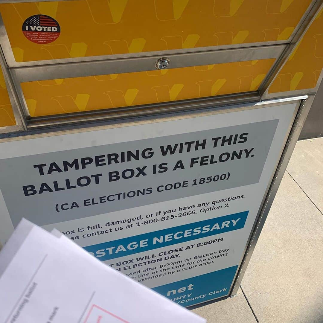 ジョージア・メイ・ジャガーさんのインスタグラム写真 - (ジョージア・メイ・ジャガーInstagram)「I voted as a duel nationality citizen this last week. Nothing feels better than voting please get out and vote. Tomorrow is your last chance to change the future of this country. #vote」11月3日 6時51分 - georgiamayjagger