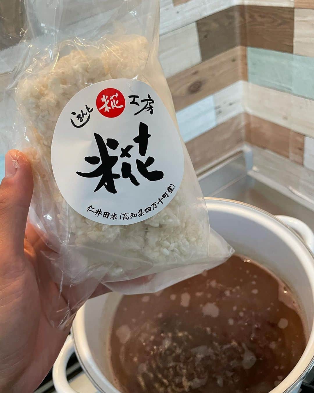 松本翔さんのインスタグラム写真 - (松本翔Instagram)「#松本食堂﻿ ﻿《 あんこを食べる 》 発酵あんこのコンセプトは間違いなくこれ👑  .﻿ ———👱🏽🍴———﻿ ﻿ 【 #発酵あんこ 】﻿ (あんこをまた作ろう)って思いレシピ検索した時に見つけた発酵あんこ😳材料は小豆と米麹。炊飯器の保温で出来る簡単かつ真似しやすいレシピで、僕は榎本美沙さん @misa_enomoto という方の発酵あんこの作り方のYouTubeをそのまま真似てみました。甘酒のような香りと味に、甘さ控えめ🙂なおかつ、自分仕様に塩気を効かせ、粒感を残したあんこは、松本食堂の大きな発見✨なんとなく和菓子に合わせるよりも、「あんこを食べる」が僕のコンセプト🚩﻿ ﻿ .﻿ .﻿ #あんこ #つぶあん #小豆麹 #ギルトフリー #砂糖不使用 #糖質制限 #ボディメイク #食トレ #ダイエット #高タンパク #食事管理 #身体管理 #お手軽レシピ #簡単レシピ #おうちごはん #男子ごはん #男飯﻿ .﻿ #アスリート飯 #アスリートフード #アスリートごはん #アスリートフードマイスター #サッカー選手のごはん﻿ .﻿ #高知 #高知グルメ #kochi #四万十 . .」11月3日 6時53分 - matsumotosho444