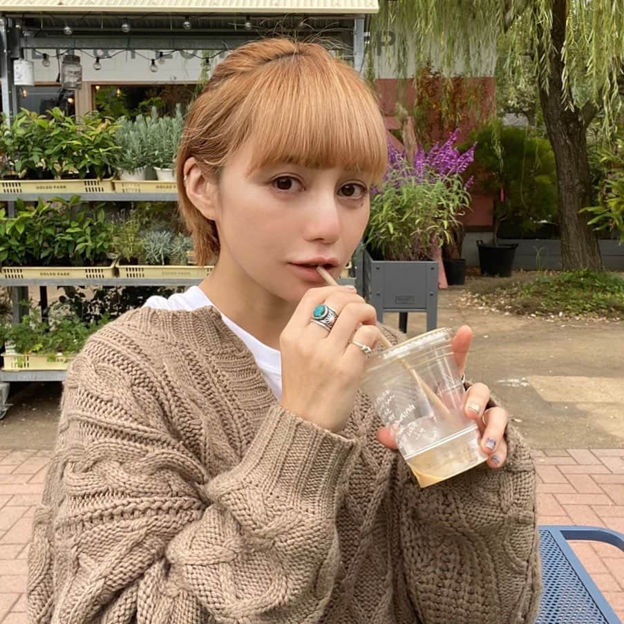 長谷川あやのインスタグラム：「☕️☕️☕️#baby#mama#新米ママ#女の子ママ#152せんちこーで ・ ・ ・ 今日は1日雨かなぁ、、、😫💭 ・ 『Little Darling Coffee Roasters』の コーヒーが好きで毎回豆買って 帰ろうと思いながら忘れてしまう、、、笑 ・ そーいえば先日ダリア銀座スキンクリニックで #ダリア銀座スペシャルピーリング を 受けてきました🙋‍♀️ @dahliagsc  ・ わたしのお肌にはかなり合う施術で マッサージピールで ここまで効果を実感できたのは はじめてだったのでリピートしてます✨ ・ 少しヒリヒリするけど 耐えられる痛さだし 次の日には赤みもメイクで 隠れるくらいになるので安心👩✨ ・ ・ ・ #ダリア銀座スキンクリニック#ダリア銀座#ダリア美肌#スキンケア#美容皮膚科#ベルベットスキン#マッサージピール #ピーリング#シルクピール#小顔」