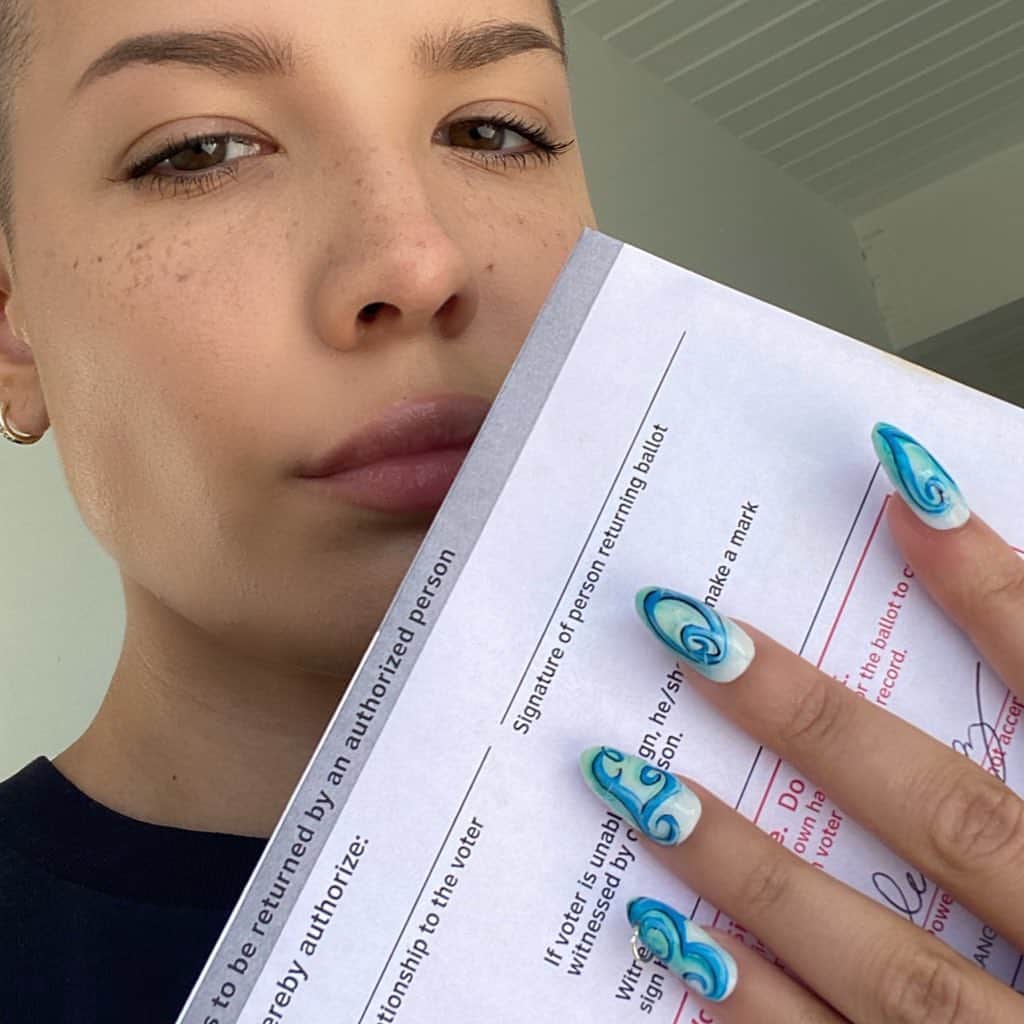 Halseyのインスタグラム：「I am anxious. I’m sure you are too. This is a bandaid. But a necessary action. Empower yourself. Empower others. Empower the memory of those who didn’t have the ability to vote. For your ancestors and for your future. Sending Love. #BidenHarris2020 (@britneytokyo with the statement nailzzzz)」