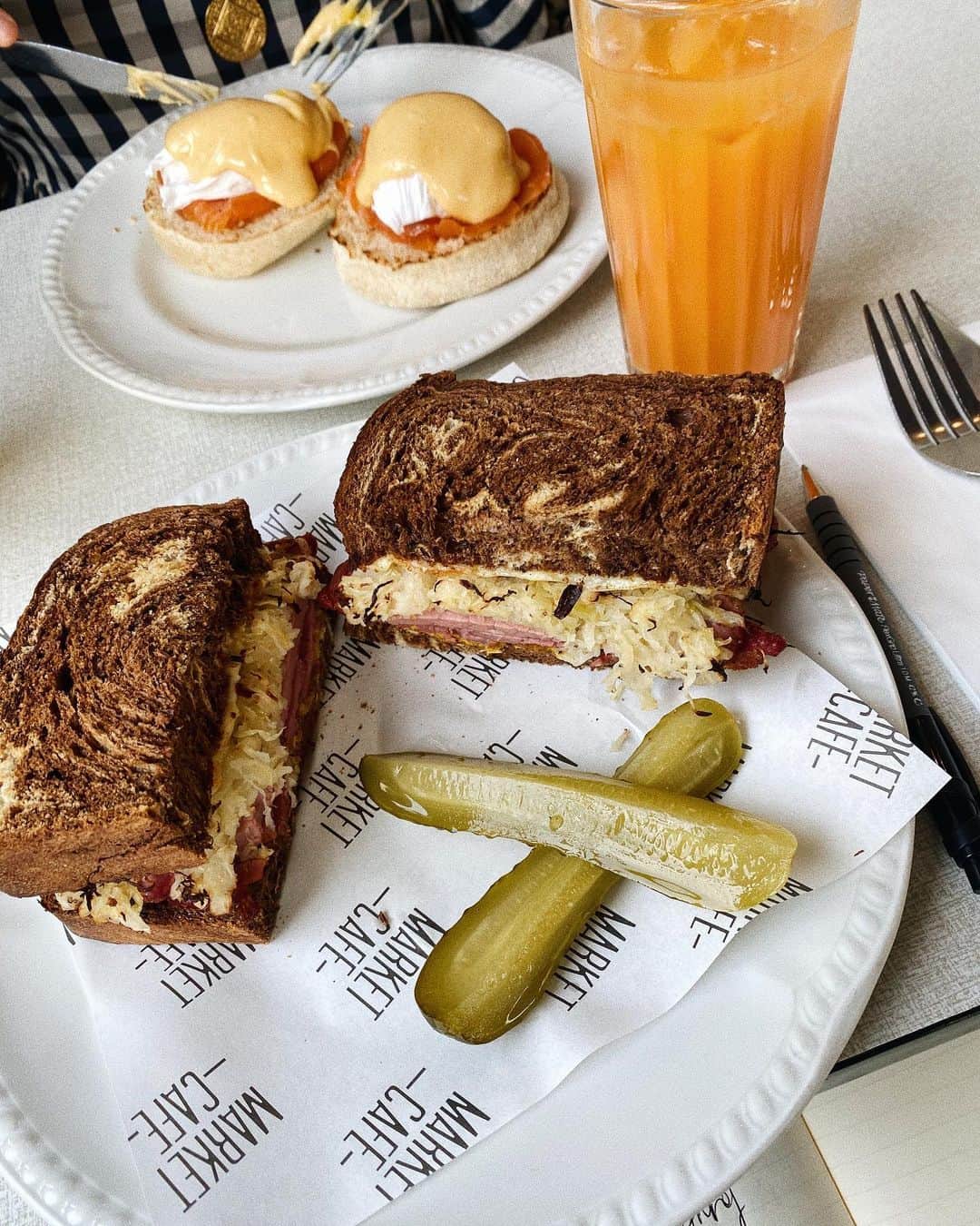 Estée Lalondeのインスタグラム：「Name a better duo than a sandwich and a pickle. I’ll wait.」