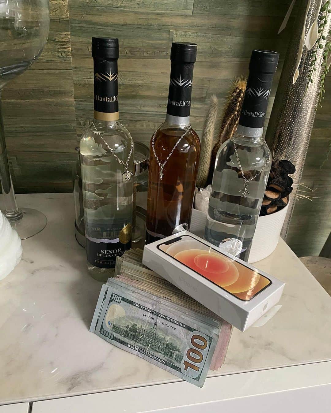 ゲームのインスタグラム：「PLEASE READ CAREFULLY ❗️❗️❗️ So look, this shit simple as fuck..... I’m personally giving away $10,000 & 2 brand new iphone 12’s to 2 people... All you gotta do is FOLLOW @mr.tempo & @thegoat NOW, tag 5 friends & have them FOLLOW the two accounts above & hashtag #Maschingon along with the city you’re from in the comments & this coming weekend we will bring you to our Resturant in Santa Monica, feed you and put $5,000 apiece & an iPhone in your hands on arrival... OK.... READY, SET, GO !!!!!! [1st winner will be announced this coming Friday & travel arrangements will be made to get you to Los Angeles if you are not living here or in the surrounding areas] #Maschingon #KingsAndQueens」