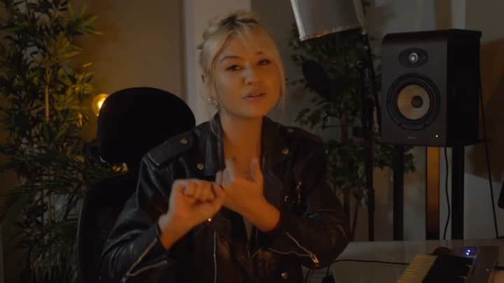 Mali-Koa Hoodのインスタグラム：「Everyone always asks me how I am so great at live streams and how I manage to make it seem so natural and easy and how they go off without a hitch. So in celebration of a second lockdown here in the UK, I present: “MALI-KOA’s top tips for live streams” Thank me later and let me know how you get on and if I’ve missed any top tips below. #maketechnicaldifficultiesathingofthepast #professionals #relatable #inspire」