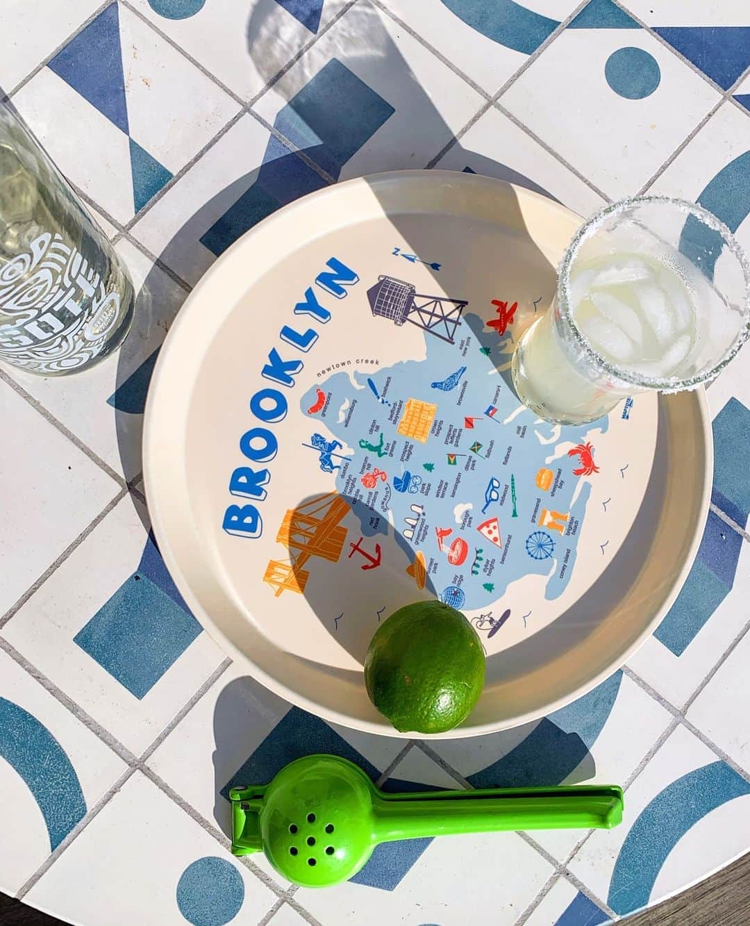 マップトートのインスタグラム：「Anyone else pouring a very large drink this evening?? Here's to turning swing states blue!」