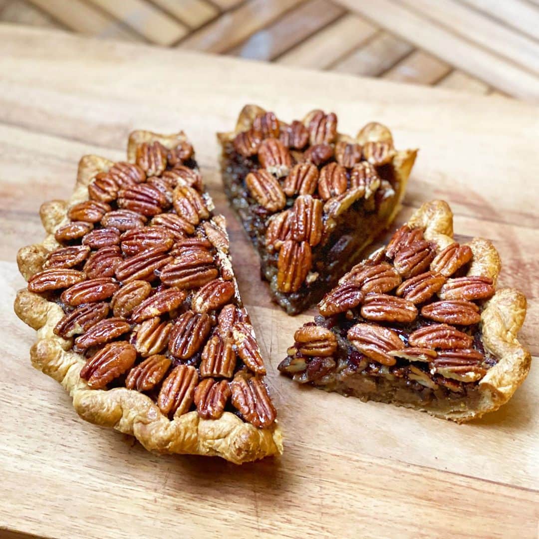 DOMINIQUE ANSEL BAKERYさんのインスタグラム写真 - (DOMINIQUE ANSEL BAKERYInstagram)「Excited to be able to ship our Thanksgiving Pies to you for the very first time this year! Our Bourbon Pecan Pie (with gooey brown sugar molasses, a hint of bourbon, and crunchy caramelized pecans in a vanilla sablé pie crust) and our classic Salted Caramel Apple Pie (filled with caramelized Gala apples in a flaky golden crust) are now up at DominiqueAnselOnline.com (link in bio ⬆️), baked from scratch here in NYC and delivered to your doorstep through Wednesday, Nov 25th just in time for Thanksgiving. We’re able to ship to the lower 48 states for now, and remember to keep an eye out for more holiday desserts and the Cronut® coming soon too. 🥧✈️🏡」11月3日 7時01分 - dominiqueansel