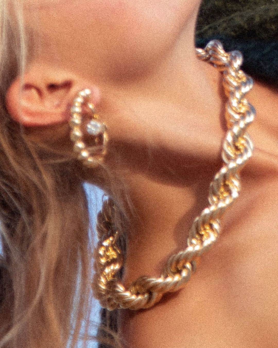 ダニジョーのインスタグラム：「GOLD RUSH 🌟 @palomafield doubling up in the Greta and Zoe hoops 🛒 #dannijogirls」
