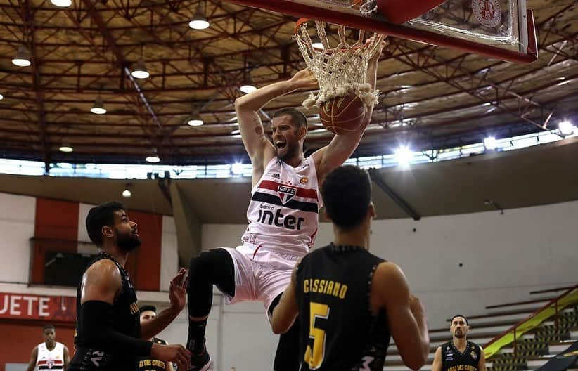 São Paulo FCさんのインスタグラム写真 - (São Paulo FCInstagram)「🏀 Grande vitória do #BasqueteTricolor na abertura da segunda fase do Campeonato Paulista. Na tarde desta segunda-feira (02), os são-paulinos superaram o Mogi Basquete por 100 a 63. Shamell, com 16 pontos, Bennett, com 14 pontos e quatro assistências e Lucas Mariano, com 14 pontos e oito rebotes, foram alguns dos destaques da equipe.  #BasqueteTricolor #VamosSãoPaulo 🇾🇪  📸 Rubens Chiri/saopaulofc.net」11月3日 7時10分 - saopaulofc