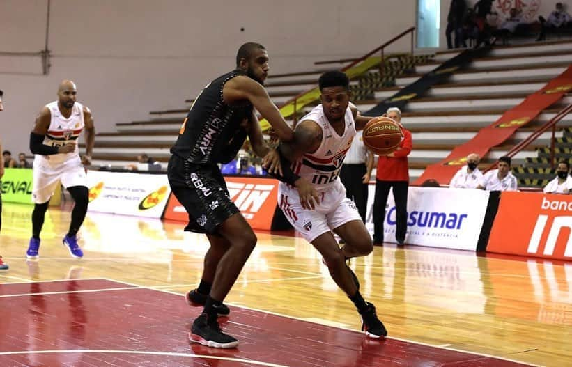 São Paulo FCさんのインスタグラム写真 - (São Paulo FCInstagram)「🏀 Grande vitória do #BasqueteTricolor na abertura da segunda fase do Campeonato Paulista. Na tarde desta segunda-feira (02), os são-paulinos superaram o Mogi Basquete por 100 a 63. Shamell, com 16 pontos, Bennett, com 14 pontos e quatro assistências e Lucas Mariano, com 14 pontos e oito rebotes, foram alguns dos destaques da equipe.  #BasqueteTricolor #VamosSãoPaulo 🇾🇪  📸 Rubens Chiri/saopaulofc.net」11月3日 7時10分 - saopaulofc