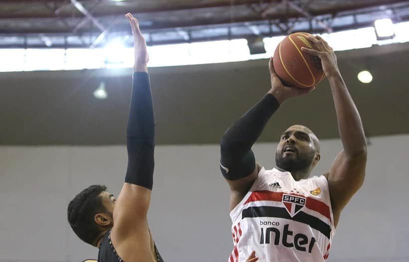 São Paulo FCさんのインスタグラム写真 - (São Paulo FCInstagram)「🏀 Grande vitória do #BasqueteTricolor na abertura da segunda fase do Campeonato Paulista. Na tarde desta segunda-feira (02), os são-paulinos superaram o Mogi Basquete por 100 a 63. Shamell, com 16 pontos, Bennett, com 14 pontos e quatro assistências e Lucas Mariano, com 14 pontos e oito rebotes, foram alguns dos destaques da equipe.  #BasqueteTricolor #VamosSãoPaulo 🇾🇪  📸 Rubens Chiri/saopaulofc.net」11月3日 7時10分 - saopaulofc