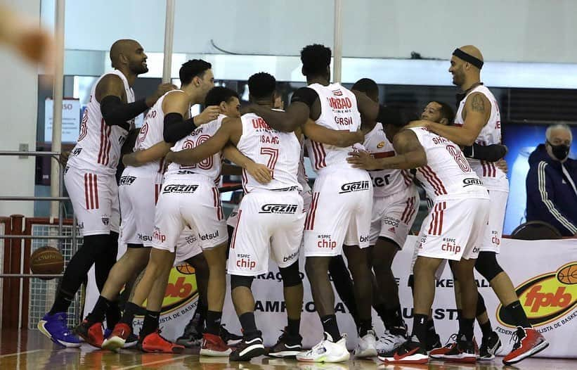 São Paulo FCさんのインスタグラム写真 - (São Paulo FCInstagram)「🏀 Grande vitória do #BasqueteTricolor na abertura da segunda fase do Campeonato Paulista. Na tarde desta segunda-feira (02), os são-paulinos superaram o Mogi Basquete por 100 a 63. Shamell, com 16 pontos, Bennett, com 14 pontos e quatro assistências e Lucas Mariano, com 14 pontos e oito rebotes, foram alguns dos destaques da equipe.  #BasqueteTricolor #VamosSãoPaulo 🇾🇪  📸 Rubens Chiri/saopaulofc.net」11月3日 7時10分 - saopaulofc