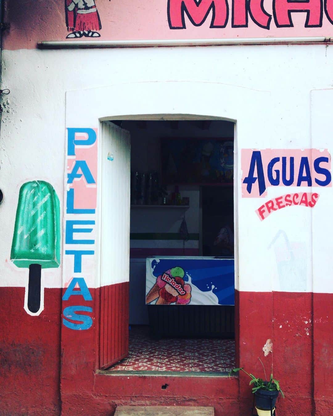 トームさんのインスタグラム写真 - (トームInstagram)「Cute #Capula (swipe through to the last slide for the cutest #cowboy )  .  Capula Is a town in #Michoacan whose name means "The Capulines" and is located in the town of #Morelia, #Mexico and is known for its ceramics.  After the conquest of Mexico, Vasco de quiroga gathered the #PurépechaIndians into several villages around #LakePátzcuaro, and encouraged each to adopt a specific craft as a means to survival. His vision lives on years later: Capula for its rust-colored pottery.  During the autumn in this village held an annual festival called The Calacas of Capula which holds and exhibition of Capula artists. . #diadelosmuertos #dayofthedead」11月3日 7時39分 - tomenyc