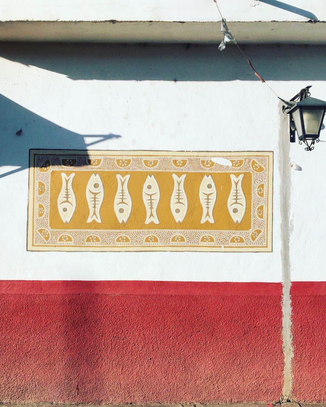 トームさんのインスタグラム写真 - (トームInstagram)「Cute #Capula (swipe through to the last slide for the cutest #cowboy )  .  Capula Is a town in #Michoacan whose name means "The Capulines" and is located in the town of #Morelia, #Mexico and is known for its ceramics.  After the conquest of Mexico, Vasco de quiroga gathered the #PurépechaIndians into several villages around #LakePátzcuaro, and encouraged each to adopt a specific craft as a means to survival. His vision lives on years later: Capula for its rust-colored pottery.  During the autumn in this village held an annual festival called The Calacas of Capula which holds and exhibition of Capula artists. . #diadelosmuertos #dayofthedead」11月3日 7時39分 - tomenyc