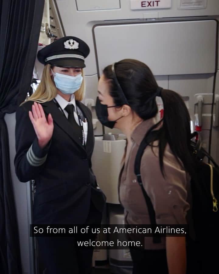 アメリカン航空のインスタグラム：「This holiday season is about connecting with friends and loved ones in the place you call home. From welcome aboard to welcome home, #YouAreWhyWeFly. Click the Travel Home for the Holidays link in bio.」