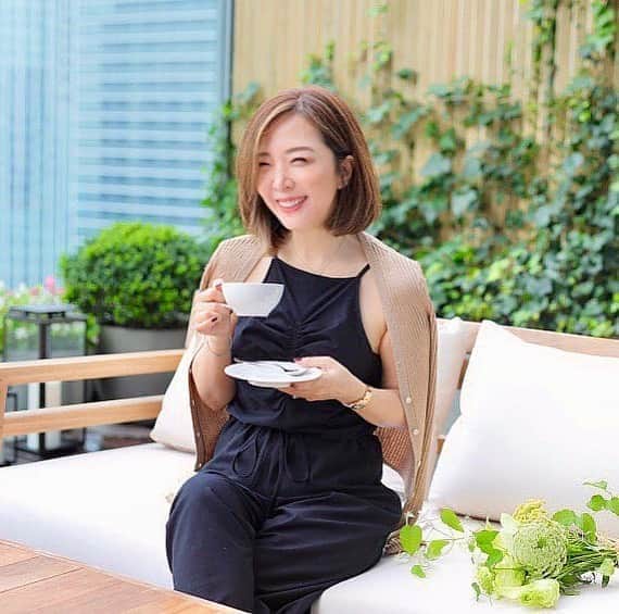 ヒロコグレースのインスタグラム：「﻿ ﻿ 都内のホテルとは思えない、﻿ 大きめなパティオがあるお部屋✨﻿ ﻿ ﻿ キッチンも、﻿ 大きな冷蔵庫も付いている。﻿ ﻿ ﻿ 海外に行けない今、﻿ ちょっとだけ海外にいるような﻿ 気分になれた。🤗﻿ ﻿ ﻿ The Tokyo Edition 虎ノ門﻿ パティオ付きルームがオススメ♡﻿ ﻿ ﻿ ---------------------------------------﻿ ﻿ Diploma class﻿ ・24期 2020年9月 平日クラス(満席)﻿ ・25期 2020年9月 週末クラス(満席)﻿ ・26期 2021年1月 週末クラス(先行募集予定)﻿ ﻿ Diploma卒業生向け﻿ ・10月開講　13期Masterクラス（満席）﻿ ・  9月開講　3期スキルアップ講座(満席)﻿ ﻿ Business(裏講座)﻿ パーソナルブランディング講座﻿ ・11月スタート﻿ 　2期日曜日クラス(満席)﻿ 　3期土曜日クラス(満席)﻿ ﻿ パーソナルブランディングVIP﻿ ・先行募集﻿ ﻿ 個人セッション﻿ ・メンタープログラム(満席)﻿ ﻿ @hirokograce プロフURLより﻿ ﻿ ﻿ ♦︎ Online Salon ﻿ オンライン上で学べる Grace サロン﻿ @hirokograce プロフURLより﻿ ﻿ ♦︎ 継続メンタープログラム  3ヶ月待ち﻿ 空席募集は、プロフURLより﻿ 無料メールマガジンにご登録ください﻿ ﻿ 著書：﻿ 夫を最強のパートナーにする方法（大和書房）﻿ やめたら幸せになる妻の習慣（Wave 出版）﻿ 愛され妻の習慣（Wave 出版）﻿ ﻿ ▶︎ ブックアカウント ﻿ @hirokograce_books ﻿ ﻿ ﻿ #ライフコーチ #セッション #ワークショップ #セミナー #心 #自分磨き #ポジティブ #自分 #人間関係 #夫婦 #ハッピー #ワクワク#仕事 #人生 #子育て #ママコーデ #ママライフ #la #旅 #今日のファッション #花のある暮らし #笑顔 #おしゃれ #名言 #本 #ライフスタイル #パーソナルブランディング#ボブ #海外生活 #美容﻿ ﻿ ﻿」