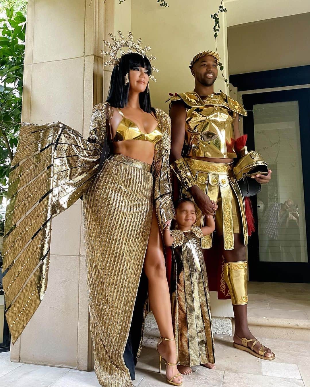 クロエ・カーダシアンさんのインスタグラム写真 - (クロエ・カーダシアンInstagram)「♔ Cleopatra ♔ ♔ Mark Antony ♔ ♔ Royal Highness True ♔  Custom outfits @bryanhearns (even on miss True) Bra top @laureldewitt  TTs chest plate @grahamcruzstylist  Glam @ash_kholm @andrewfitzsimons  Nails  @chaunlegend」11月3日 7時41分 - khloekardashian