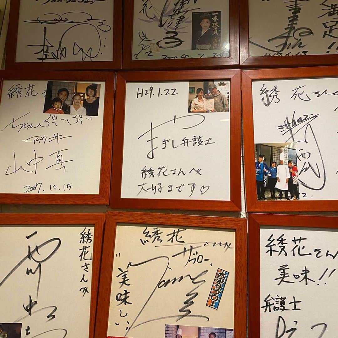 山岸久朗さんのインスタグラム写真 - (山岸久朗Instagram)「大好きな中華料理店。3年前に書いたサイン、まだ飾っててホッとした。外されてたら地味に傷つくやん笑笑。ちなみに左は山中アナ、右はミサイルマン、左下は西川忠志さん、右下は橋下徹さん、下は太平サブローさん。アツいわーwww #綉花  #shuka #箕面 #箕面グルメ」11月3日 7時46分 - yamaben