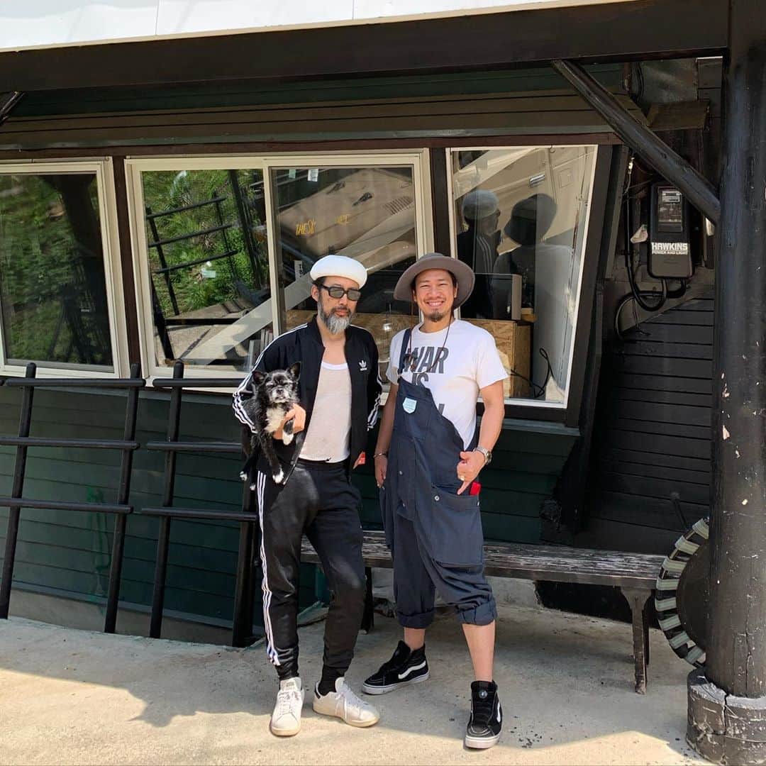 沖野修也のインスタグラム：「野沢温泉ロッヂのオーナー、八尾良太郎さんと。 #nozawaonsenlodge #野沢温泉ロッヂ #野沢温泉村 #長野 #nagano #吉阪隆正 #takamasayoshizaka #lecorbusier」