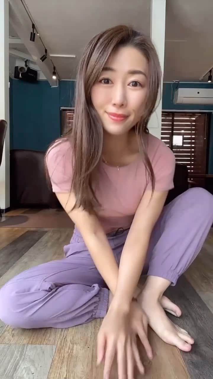 のインスタグラム：「おはようございます⭐︎ 腹筋上部を集中的に鍛える💪 お腹を引き締める方法♪  足を広げて手を引っ張られるように体を起こし腹筋の痛みを感じるところで力を抜き、  頭が床につくギリギリのところで止めてもう1度目を引っ張られるように体を起こす作業を繰り返します⭐︎ 30回を2セット、 週に3回続けたらかなり腹筋が育つはず✨  注意する点は首の力で持ち上げようとすると痛めてしまうので気をつけてくださいね⭐︎  集中するのは、腹筋上部あたりです♪  毎日少しのエクササイズで、 自分の体と向き合える自分に自信をつけて、 昨日より今日、今日より明日、healthyな体を手に入れていけますように♪  #healthyfood #healthylife #sports #体作り #body #bodymake #workout #筋トレ #腹筋女子 #腹筋 #exercise」