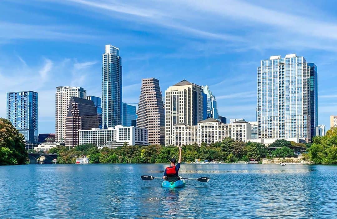 ショーン・ラビットさんのインスタグラム写真 - (ショーン・ラビットInstagram)「Kayaking in front of the Austin skyline was amazing! 🚣🏻‍♂️オースティンスカイラインの前川でカヤックする最高でした。🤩  I get a lot of questions about how to stay in shape and also not feel guilty when trying to indulge in the culinary favorites from places I travel to.  1: stay active! go to the gym, and if you can’t do that, do active things, walk, hike, or go kayaking. Find activities that will keep you active, it’s adventurous and good for you!  2: indulge yourself! There is nothing wrong with indulging yourself even if it means having to work a little bit harder when you get home. You’ve gotta enjoy your life!    旅行先のお気に入りの料理にふけるとき、体調を維持する方法や罪悪感を感じない方法について多くの質問があります。    1：アクティブなまま！ ジムに行き、それができない場合は、アクティブなことをしたり、歩いたり、ハイキングしたり、カヤックに行ったりします。 あなたをアクティブに保つ活動を見つけましょう。それは冒険的であなたにとって良いことです！    2：自分を甘やかす！ 家に帰ったら少し頑張らなくてはいけないとしても、自分を甘やかすのは悪いことではありません。 あなたはあなたの人生を楽しむ必要があります！ . . . . . . . . #figureskating  #travelphotography  #training  #foodie  #fitfam  #travel  #kayaking #fitnesslifestyle #photography  #ootd  #model  #austintexas  #mensfashion #フィギュアスケート  #トレーニング  #筋肉  #筋トレ  #秋コーデ  #イケメン  #ファッション  #カメラ好きな人と繋がりたい  #今日のコーデ  #おしゃれさんと繋がりたい  #今日の服  #いいね返し  #インスタ映え  #可愛い  #カヤック #おはよう #テキサス」11月3日 8時13分 - seanrabbitt