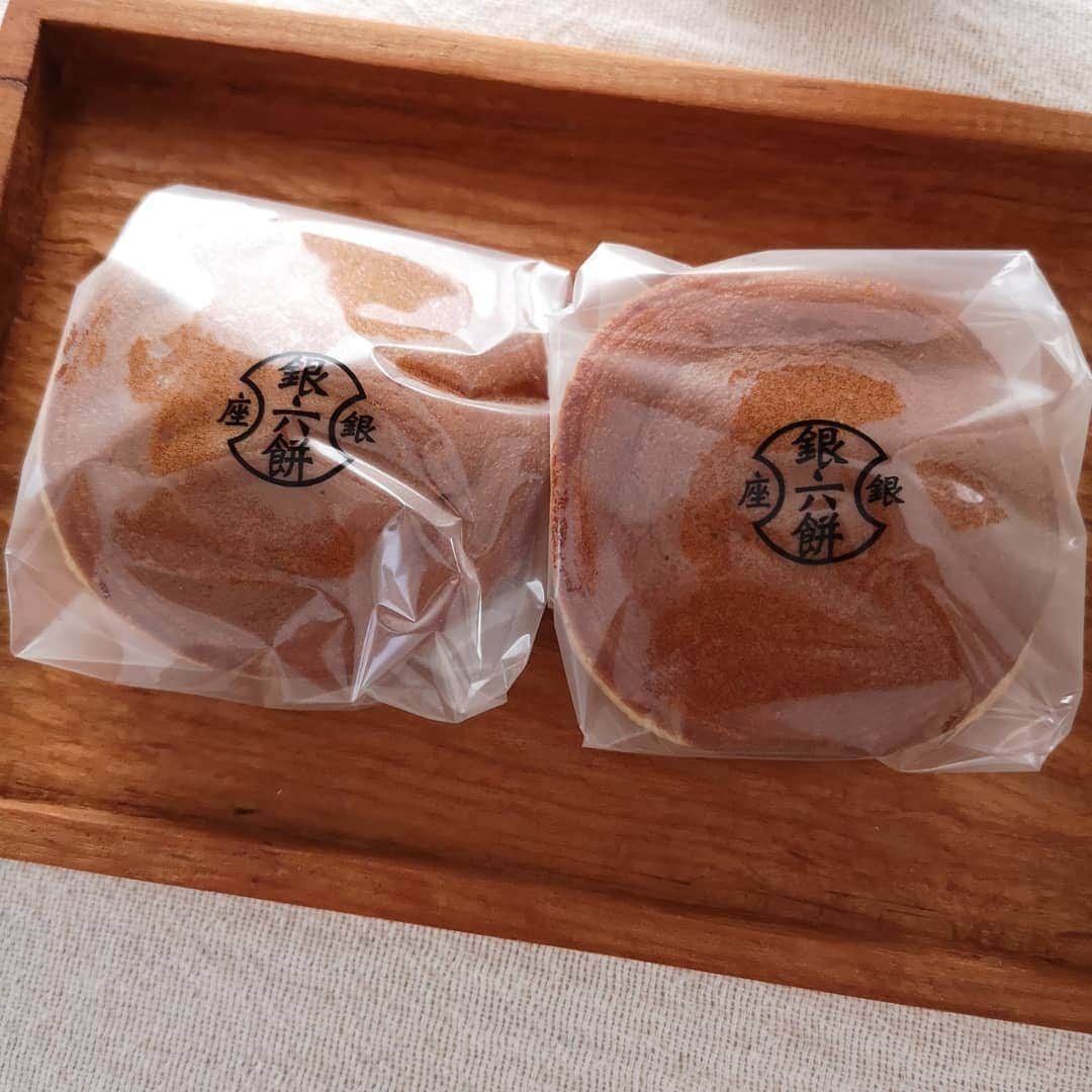 寅次郎（とらちゃん）さんのインスタグラム写真 - (寅次郎（とらちゃん）Instagram)「☆ TODAY'S SWEETS . じーー 今日は可愛らしいどら焼きだにゃ . 小さめサイズのどら焼き もっちりした皮に控えめな甘さのあんこが美味しかった😋 . #あさかし #寅cafe #銀座銀六餅 #銀六餅 #お土産スイーツ #ありがとう💓 . .」11月3日 8時08分 - torachanthecat