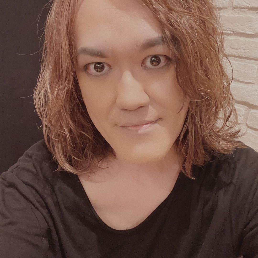 本城聡章のインスタグラム：「弾き語りライブ生配信@濱書房🎦終了！予想以上に楽しく燃え尽きました😆ご覧いただいた皆んな、楽しんでもらえたかな？次回は絶対に逢えると信じて何より健康で過ごしましょう！ ありがとうございました😉  #橘高文彦本城聡章弾き語りAcousticLiveTour2020 #橘高文彦 #本城聡章 #DreamOnGuitars  #筋肉少女帯 #筋少 #濱書房」