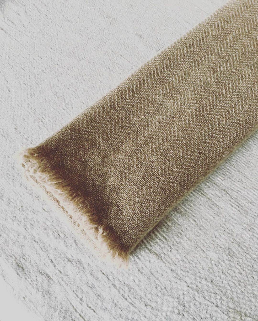 猫沢エミさんのインスタグラム写真 - (猫沢エミInstagram)「そのすべてがどんなに根気のいる繊細な仕事なのかは、一目みるだけでは想像しきれないほど。  @tissage_2005 risako furukawaさんのはたおり機による手織りのマフラー。  カシミア100%の繊細な糸。手織りでなければ実現しない、糸と糸との絶妙な間合いが、冬の大気をそっと引き込んで、温めては吐き出す…そんな呼吸するマフラーは、私が長年探し続けていた、一生ものにふさわしい逸品です。  ひとたび首にくるりと巻けば、もう二度と外したくなくなる。優しく、柔らかく、まるで巻く人の体温を読んで調節しているかのような圧のない温かさ。  今回、夏椿で出逢った素晴らしい生き物。そう、毛織物は生きている。  11月6日〜23日 夏椿にて、革もの作家の一粒舎さんとtissageさんの展示会が開かれます。  ほんものをお探しの方、ぜひ。  ◉夏椿 鎌倉市佐助2-13-15 www.natsutsubaki.com  #猫沢銘品　#もういちどメイドインニッポン」11月3日 19時03分 - necozawaemi