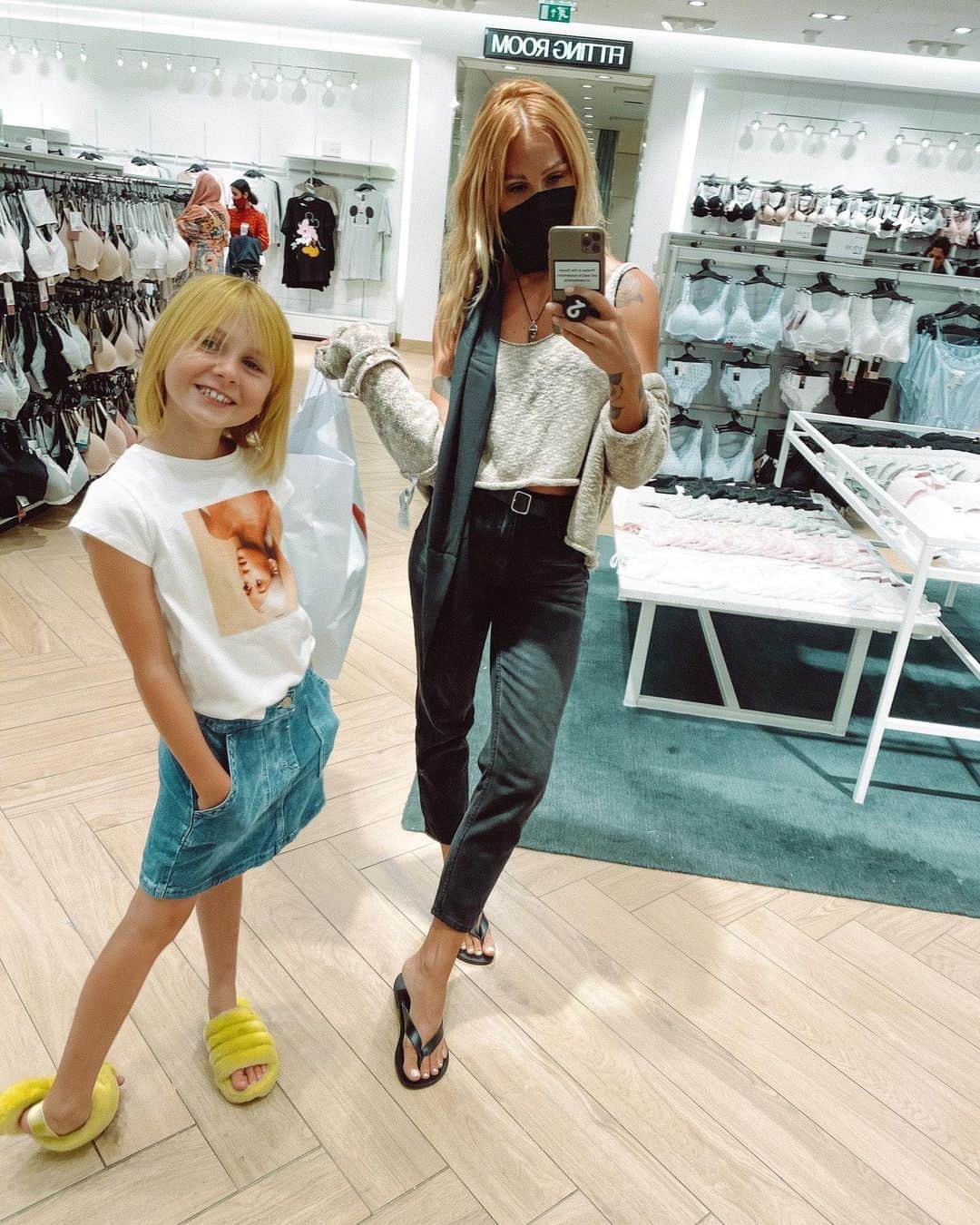 ルー・ティーズデールのインスタグラム：「My little Princess Lemonade 💛」