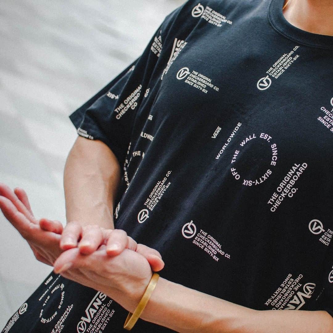Vans Philippinesさんのインスタグラム写真 - (Vans PhilippinesInstagram)「Stay comfortable in the Vans Distortion Allover Print tee. Available at a Vans store near you.」11月3日 19時05分 - vansphilippines